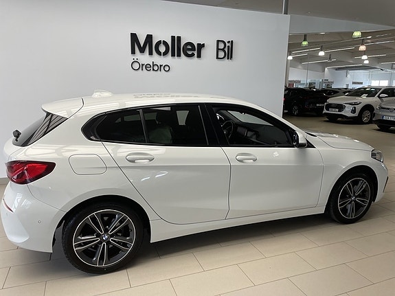 BMW 118i 3 of 5