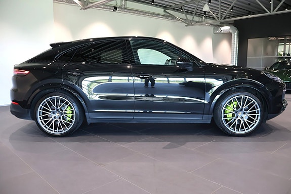 Porsche Cayenne 4 of 5
