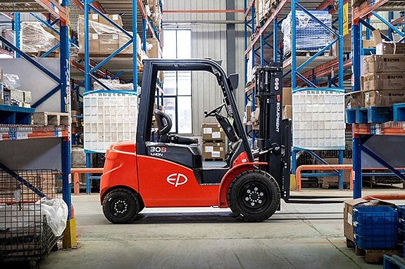 KAMPANJ! Eltruck – Komplett hytt, litium 2500 kg / 4800 mm