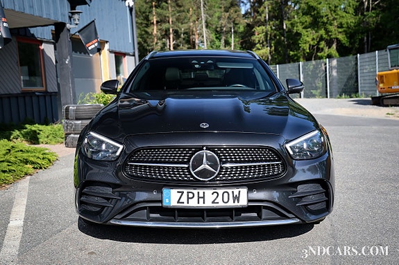 Mercedes-Benz E400 2 of 25