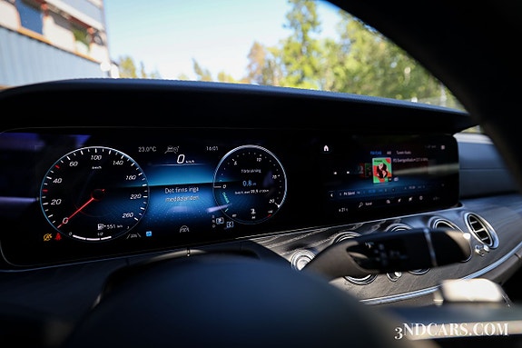 Mercedes-Benz E400 9 of 25