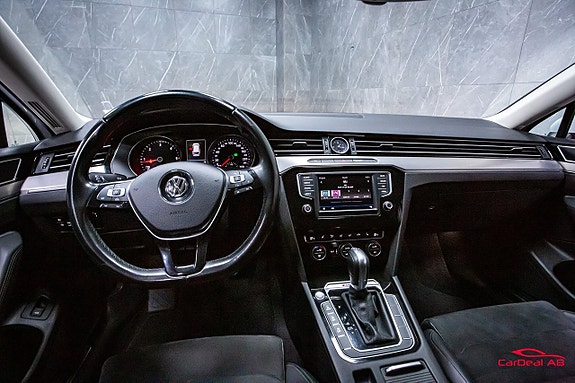 Volkswagen Passat 13 of 28
