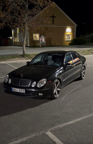 Mercedes-Benz E220 2 of 5