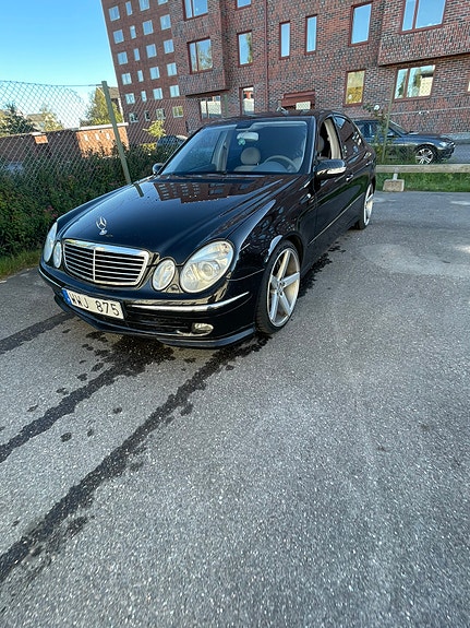 Mercedes-Benz E220 4 of 5