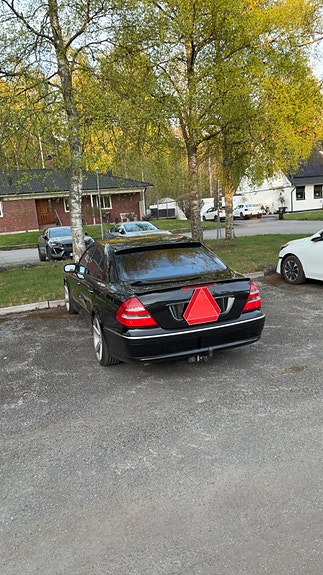 Mercedes-Benz E220 3 of 5