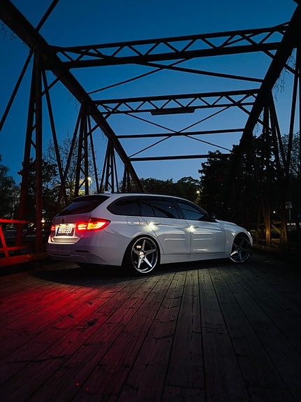 BMW 318d 2 of 4