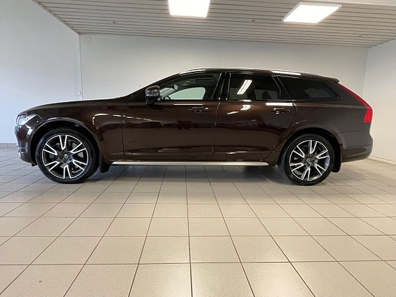 Volvo V90 Cross Country 2 of 5