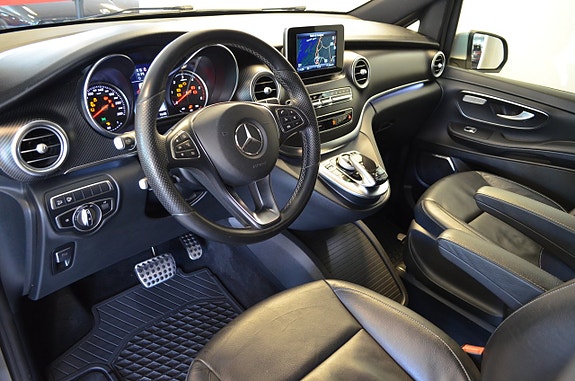 Mercedes-Benz V250 2 of 5