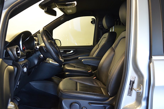 Mercedes-Benz V250 14 of 24