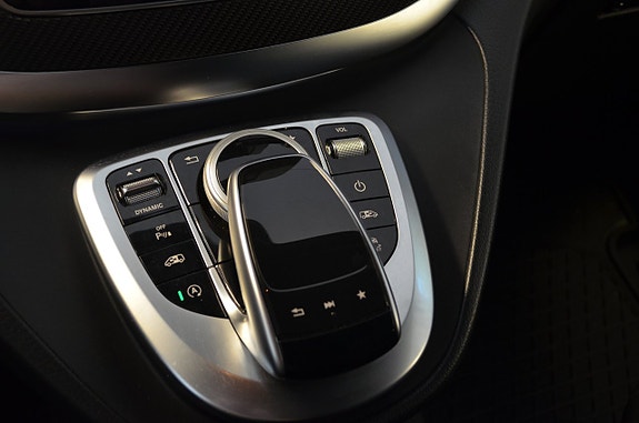 Mercedes-Benz V250 12 of 24