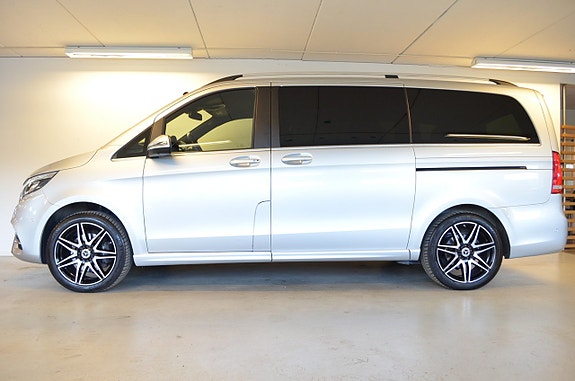 Mercedes-Benz V250 4 of 5