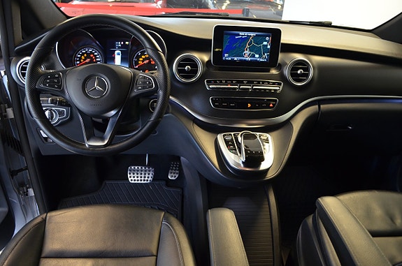Mercedes-Benz V250 21 of 24