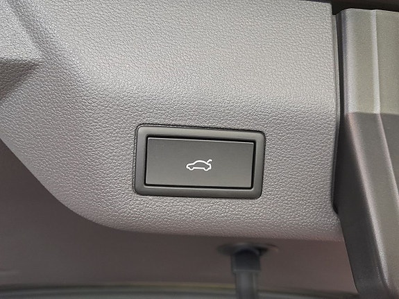 Volkswagen Multivan 8 of 22