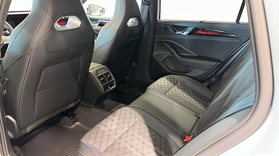 Volkswagen Passat 14 of 16