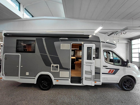 CHALLENGER 318 Graphite Edition M26 Ford Automat 165 HK Queenbed, elektrisk taksäng, stort garage med mer!