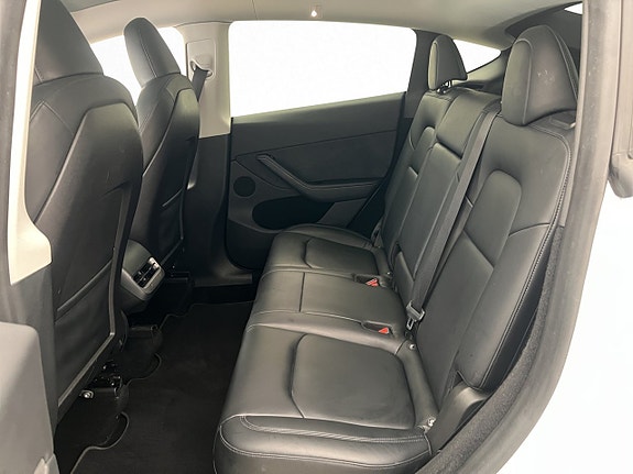 Tesla Model Y 27 of 30