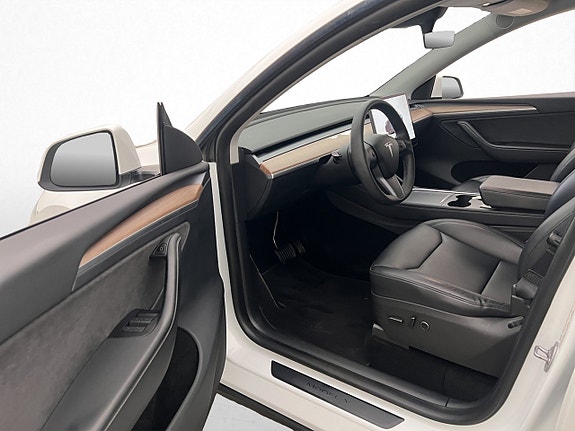 Tesla Model Y 13 of 30