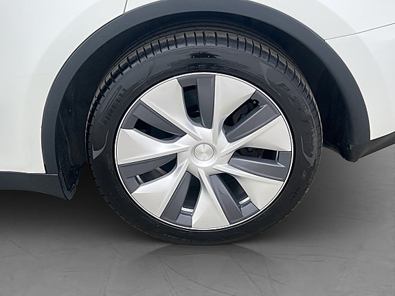 Tesla Model Y 29 of 30
