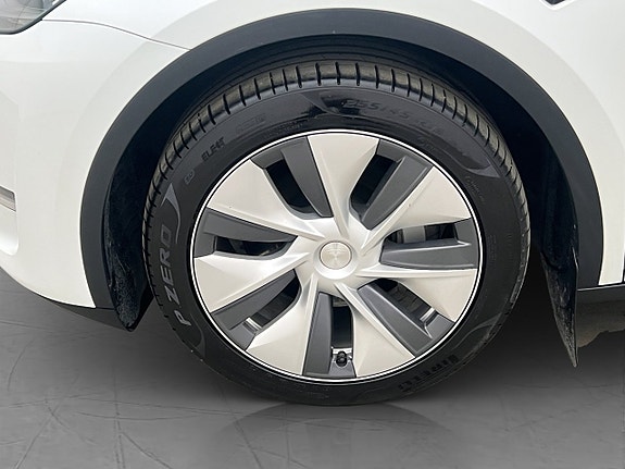 Tesla Model Y 28 of 30