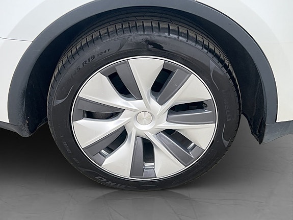 Tesla Model Y 30 of 30