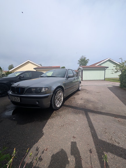 BMW 320i 2 of 10
