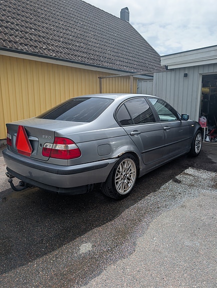 BMW 320i 4 of 10