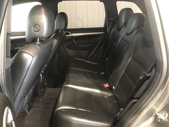 Porsche Cayenne 6 of 12