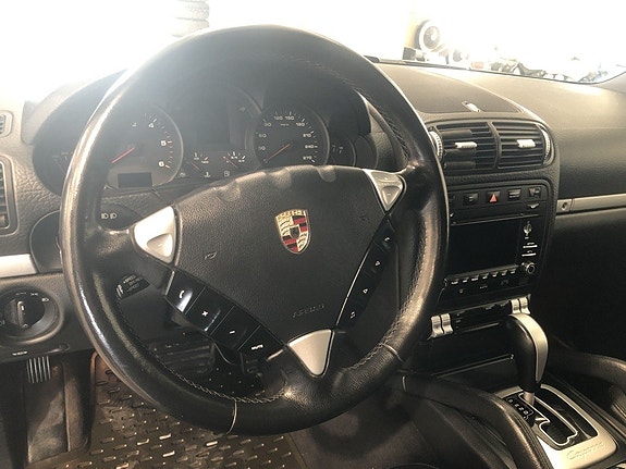 Porsche Cayenne 9 of 12