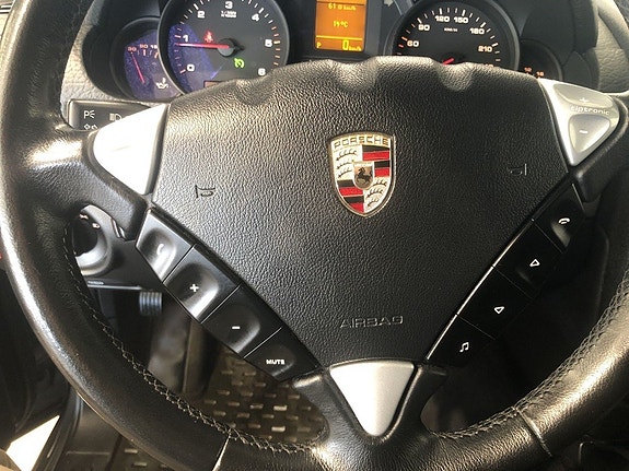 Porsche Cayenne 12 of 12