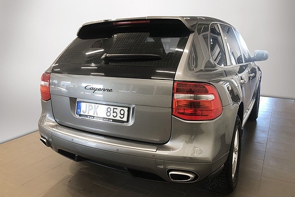 Porsche Cayenne 4 of 5