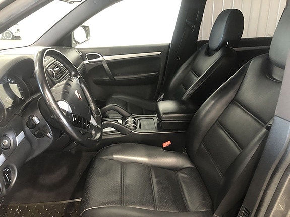 Porsche Cayenne 7 of 12