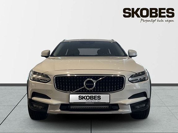 Volvo V90 Cross Country 2 of 5