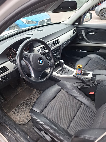 BMW 320d 4 of 5