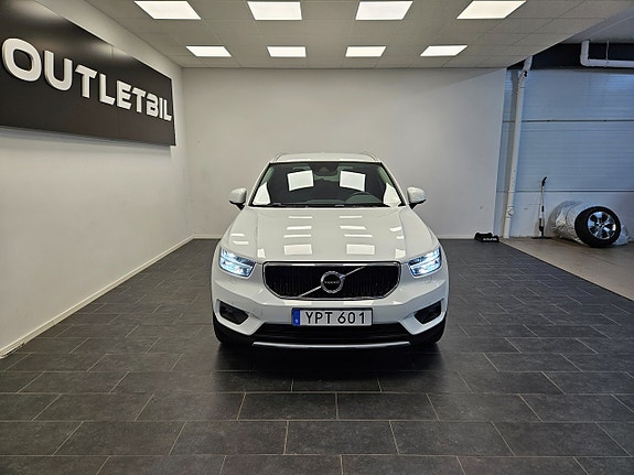 Volvo XC40 4 of 5