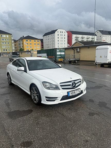 Mercedes-Benz C180 2 of 5