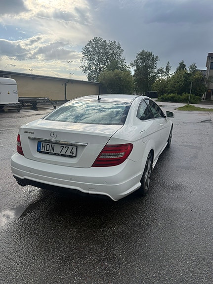 Mercedes-Benz C180 3 of 5