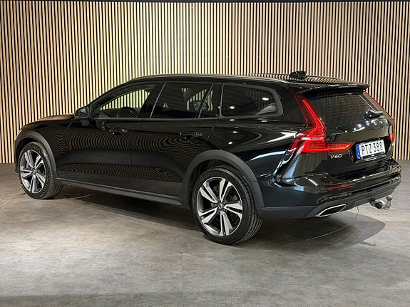 Volvo V60 Cross Country 3 of 5