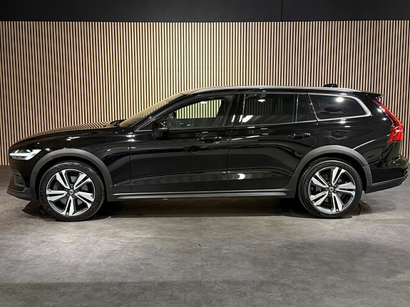 Volvo V60 Cross Country 2 of 5