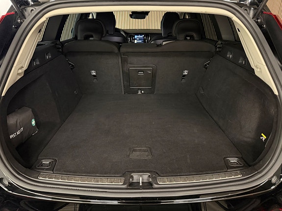 Volvo V60 Cross Country 14 of 23