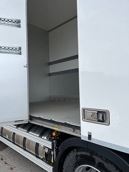Volvo FH500 LBG skåpbil 4 of 5
