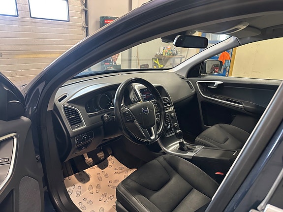 Volvo XC60 8 of 18