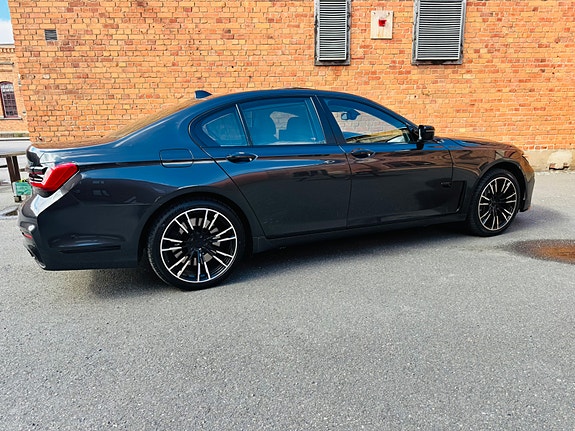 BMW 750i 6 of 22