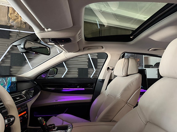 BMW 750i 15 of 22