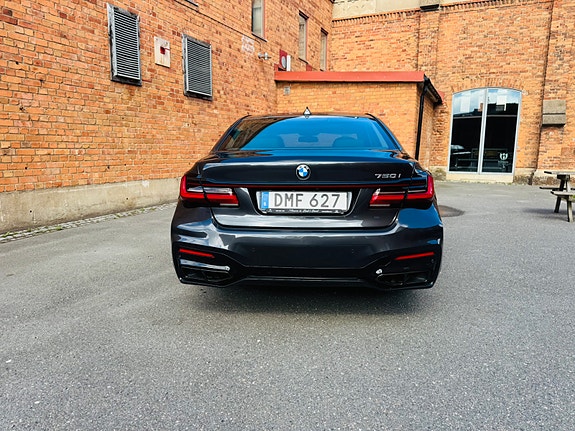 BMW 750i 7 of 22