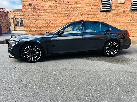 BMW 750i 5 of 5