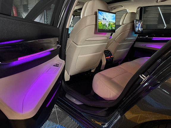 BMW 750i 12 of 22