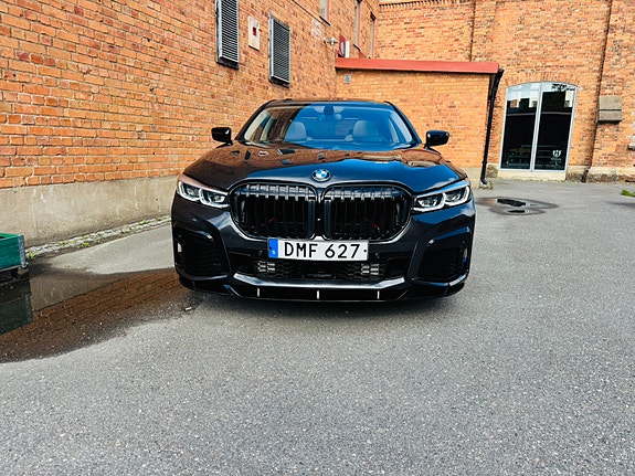 BMW 750i 3 of 5