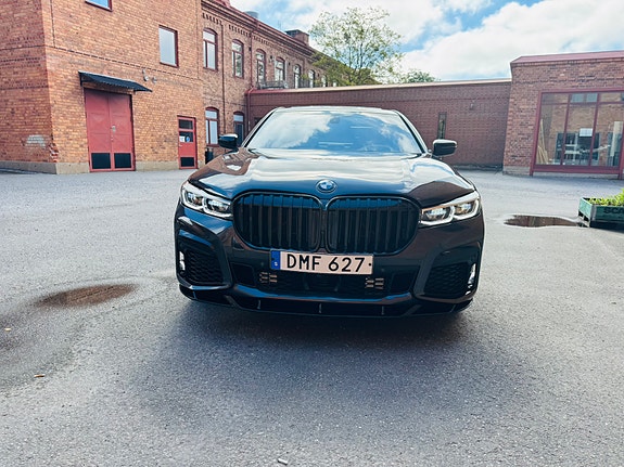 BMW 750i 8 of 22
