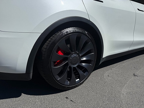 Tesla Model Y 7 of 16