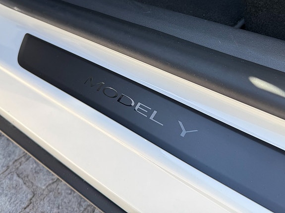 Tesla Model Y 13 of 16